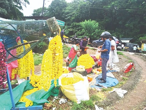 ಓಣಂ ಹಿನ್ನೆಲೆಯಲ್ಲಿ ಮುಳ್ಳೇರಿಯ ಪೇಟೆಯಲ್ಲಿ ಮಂಗಳವಾರ ಕಂಡುಬಂದ ಕರ್ನಾಟಕದ ಹೂವಿನ ವ್ಯಾಪಾರಿಗಳು.  