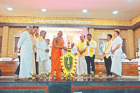  ಕೊಂಡೆವೂರು ಮಠದಲ್ಲಿ ನಿಧಿ ಸಮರ್ಪಣೆ ಕಾರ್ಯಕ್ರಮ ನಡೆಯಿತು. ಶ್ರೀ ಯೋಗಾನಂದ ಸರಸ್ವತೀ ಸ್ವಾಮೀಜಿ, ರಘುರಾಮ.ಕೆ.ಶೆಟ್ಟಿ, ಬಿ.ನಾಗರಾಜ, ಮೋಹನ ಶೆಟ್ಟಿ, ಶಶಿಧರ ಶೆಟ್ಟಿ ಮತ್ತಿತರಿದ್ದರು.