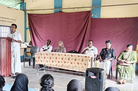  ಪೆರಡಾಲ ಶಾಲೆಯಲ್ಲಿ ಸ್ವಚ್ಛತಾ ವಿದ್ಯಾಲಯ ಅಭಿಯಾನ ನಡೆಯಿತು. ಬದಿಯಡ್ಕ ಗ್ರಾಮ ಪಂಚಾಯಿತಿ ಅಧ್ಯಕ್ಷ ಶಂಕರ ಡಿ, ವಾರ್ಡ್ ಸದಸ್ಯೆ ಶಾಹಿನಾ ಅನ್ವರ್ ಮೊದಲಾದವರಿದ್ದರು.  