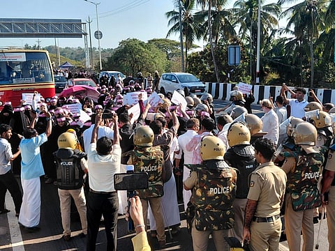   ಕುಂಬಳೆ ಟೋಲ್ ಸಂಗ್ರಹ ವಿರೋಧಿಸಿ ಮಹಿಳೆಯರಿಂದ ಪ್ರತಿಭಟನೆ ನಡೆಯಿತು. ಪ್ರಮುಖರಾದ ಎ.ಕೆ.ಎಂ.ಅಶ್ರಫ್ ಮತ್ತಿತರರಿದ್ದರು.