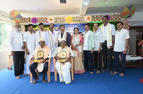  ಜಿಲ್ಲಾ ಕುಲಾಲ ಸಂಘ, ಮಂಜೇಶ್ವರ ಶಾಖೆಯ ವಾರ್ಷಿಕ ಮಹಾಸಭೆಯಲ್ಲಿ ರಾಮ ಕುಲಾಲ್ ಹಾಗೂ ದಿನೇಶ್ ಕುಲಾಲ್ ಅವರನ್ನು ಗೌರವಿಸಲಾಯಿತು. ಕೊರಗಪ್ಪ ಬಂಗೇರ ಮಣಿಹಳ್ಳ, ಗೋಪಾಲ ಸಾಲ್ಯಾನ್ ಕುಂಜತ್ತೂರು ಮೊದಲಾದವರಿದ್ದರು.  