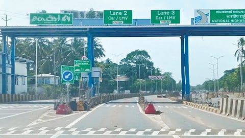  ಆರಿಕ್ಕಾಡಿ ಟೋಲ್ ಗೇಟ್‌ನಲ್ಲಿರುವ ಅಪಾಯಕಾರಿಯಾದ ಹಂಪ್ಸ್, ವಿಭಾಜಕಗಳು.