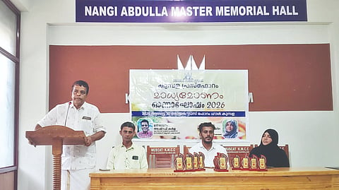 ಕುಂಬಳೆ ಪ್ರೆಸ್‌ಫೋರಂನಲ್ಲಿ ಓಣಂ ಕಾರ್ಯಕ್ರಮದಲ್ಲಿ ಅಶ್ರಫ್ ಕಾರ್ಲೆ ಮಾತನಾಡಿದರು. ಅಬ್ದುಲ್ಲ ಕುಂಬಳೆ, ಅಶ್ರಫ್ ಸ್ಕೈಲರ್ ಮೊದಲಾದವರಿದ್ದರು.