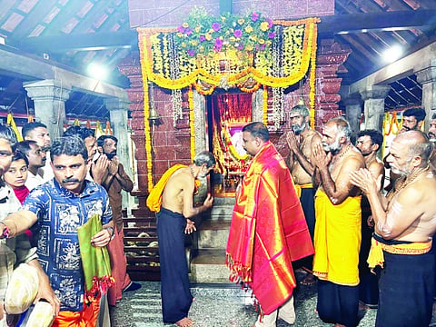 ಮಾನ್ಯದಲ್ಲಿ ಪೊಲೀಸ್ ಅಧಿಕಾರಿಗಳನ್ನು ಅಭಿನಂದಿಸಲಾಯಿತು. ಬಿಜೆಪಿ ಬದಿಯಡ್ಕ ಮಂಡಲ ಅಧ್ಯಕ್ಷ ಗೋಪಾಲಕೃಷ್ಣ ಮುಂಡೋಳುಮೂಲೆ, ನಮೋ ಬ್ರಿಗೇಡ್ ಸದಸ್ಯರು ಉಪಸ್ಥಿತರಿದ್ದರು. 