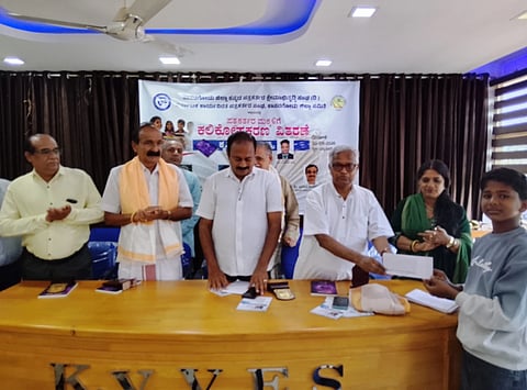  ಪತ್ರಕರ್ತರ ಮಕ್ಕಳಿಗೆ ಕಲಿಕೋಪಕರಣ ವಿತರಣೆ ಹಾಗೂ ಕೃತಿ ಪರಿಚಯ ಕಾರ್ಯಕ್ರಮದಲ್ಲಿ ಶಾಸಕ ಎ.ಕೆ.ಎಂ.ಅಶ್ರಫ್ ಅವರನ್ನು ಅಭಿನಂದಿಸಲಾಯಿತು.  ಡಾ.ಪುರುಷೋತ್ತಮ ಬಿಳಿಮಲೆ, ರಾಧಾಕೃಷ್ಣ ಕೆ., ಎಸ್.ಪ್ರದೀಪ್ ಕುಮಾರ್ ಕಲ್ಕೂರ, ಡಾ.ಜಯಪ್ರಕಾಶ್ ನಾರಾಯಣ ಮತ್ತಿತರರು ಉಪಸ್ಥಿತರಿದ್ದರು.  