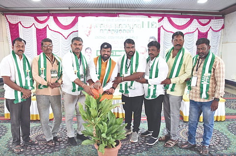 ಬಾದಾಮಿ ನಗರದ ವೀರಪುಲಿಕೇಶಿ ಸಂಸ್ಥೆಯ ಒಳಾಂಗಣ ಕ್ರೀಡಾಂಗಣದಲ್ಲಿ ಜೆಡಿಎಸ್ ವತಿಯಿಂದ ಶುಕ್ರವಾರ ಆಯೋಜಿಸಿದ್ದ ಬಿಎಲ್‌ಎ-2 ಕಾರ್ಯಾಗಾರವನ್ನು ಜೆಡಿಎಸ್ ಜಿಲ್ಲಾಧ್ಯಕ್ಷ ಹನಮಂತ ಮಾವಿನಮರದ ಉದ್ಘಾಟಿಸಿದರು. ಜೆಡಿಎಸ್ ಪಕ್ಷದ ರಾಜ್ಯ ವಕ್ತಾರ, ನ್ಯಾಯವಾದಿ ಪ್ರದೀಪಕುಮಾರ ಎಸ್.ಬಿ. ತಾಲೂಕು ಅಧ್ಯಕ್ಷ ಹುಚ್ಚೇಶ ಹದ್ದನ್ನವರ, ಬಸವರಾಜ ಕುಂಬಾರ, ಹನಮಂತ ಸಂಗಟಿ ಶಿವು ಗೊರವರ, ನಗರ ಘಟಕದ ಅಧ್ಯಕ್ಷ ಪ್ರಕಾಶ ಕೋಟಿ, ಜಿಲ್ಲಾ ಉಪಾಧ್ಯಕ್ಷ ಎಂ.ಎಸ್. ಹಿರೇಹಾರ, ಪ್ರಕಾಶ ಗಾಣಿಗೇರ ಇತರರಿದ್ದರು.