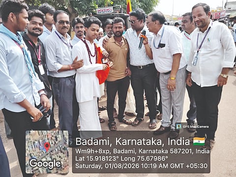 ಬಾದಾಮಿಯಲ್ಲಿ ವೀರಪುಲಿಕೇಶಿ ವಿದ್ಯಾವರ್ಧಕ ಸಂಸ್ಥೆಯ ಎಸ್.ಬಿ. ಮಮದಾಪೂರ ಕಲಾ, ವಾಣಿಜ್ಯ ಹಾಗೂ ವಿಜ್ಞಾನ ಮಹಾವಿದ್ಯಾಲಯದಲ್ಲಿ ಆಯೋಜಿಸಿದ್ದ ವ್ಯಸನ ಮುಕ್ತ ದಿನಾಚರಣೆ ಕಾರ್ಯಕ್ರಮ ನಿಮಿತ್ತ ಜಾಗೃತಿ ಜಾಥಾ ನಡೆಸಿತು. ಡಾ. ಎಸ್.ವಿ. ಅಂಗಡಿ, ಎನ್‌ಎಸ್‌ಎಸ್ ಘಟಕ-1ರ ಕಾರ್ಯಕ್ರಮಾಧಿಕಾರಿ ಬಿ.ಕೆ. ಕಟ್ಟಿಮನಿ, ಪ್ರಾಚಾರ್ಯ ಡಾ. ಎ.ಎ. ತೋಪಲಕಟ್ಟಿ ಇತರರಿದ್ದರು.