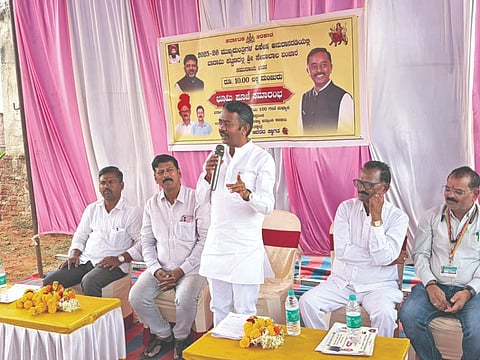 ಬಾದಾಮಿ ಪಟ್ಟಣದ ರೈಲ್ವೆ ಸ್ಟೇಷನ್ ರಸ್ತೆಯ ಹೆರಿಟೇಜ್ ಸಮೀಪ ನಿರ್ಮಾಣಗೊಳ್ಳಲಿರುವ ಸೇವಾಲಾಲ ಸಮುದಾಯ ಭವನದ ಕಾಮಗಾರಿಗೆ ಶಾಸಕ ಭೀಮಸೇನ ಬಿ. ಚಿಮ್ಮನಕಟ್ಟಿ ಭೂಮಿಪೂಜೆ ನೆರವೇರಿಸಿ ಮಾತನಾಡಿದರು. ಸಂಘದ ಅಧ್ಯಕ್ಷ ಎಂ.ಜಿ. ರಾಠೋಡ, ಪಿ.ಬಿ. ಚವಾಣ್, ರವಿ ರಾಠೋಡ, ಹುಲ್ಲಪ್ಪ ಚವಾಣ್, ಹೇಮಂತ ದೊಡಮನಿ, ಮೋತಿಲಾಲ ರಾಠೋಡ, ಮೋತಿಲಾಲ ಪಮ್ಮಾರ ಇತರರಿದ್ದರು.