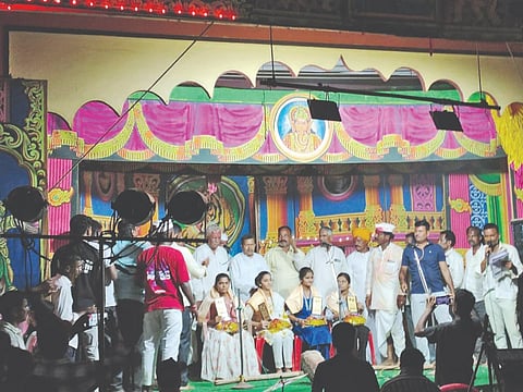 ಬಾದಾಮಿ ನಗರದ ಗ್ರಾಮ ದೇವತಾ ಉಡಿ ತುಂಬುವ ಕಾರ್ಯಕ್ರಮದ ನಿಮಿತ್ತ ಹಮ್ಮಿಕೊಂಡಿದ್ದ ಪ್ರತಿಭಾ ಪುರಸ್ಕಾರ ಕಾರ್ಯಕ್ರಮದಲ್ಲಿ ವಿದ್ಯಾರ್ಥಿಗಳನ್ನು ಮತ್ತು ಕಲಾವಿದರನ್ನು ಸನ್ಮಾನಿಸಲಾಯಿತು. ಮಾಜಿ ಶಾಸಕ ಎಂ.ಕೆ.ಪಟ್ಟಣಶೆಟ್ಟಿ, ತಿಪ್ಪಣ್ಣ ನೀಲಗುಂದ, ಶಂಕ್ರಪ್ಪ ಗಾಣಿಗೇರ, ಮುತ್ತಪ್ಪ ವಾಲಿಕಾರ, ಕರಿಯಪ್ಪ ಜೂಲಕಟ್ಟಿ, ಲಕ್ಷ್ಮಣ ತಳವಾರ ಇತರರಿದ್ದರು.