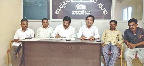 ಬಾದಾಮಿ ನಗರದ ಕಾನಿಪ ಭವನದಲ್ಲಿ ಸೋಮವಾರ ನಡೆದ ಸುದ್ದಿಗೋಷ್ಠಿಯಲ್ಲಿ ಅಖಿಲ ಭಾರತ ದೇವಾಂಗ ಜಾಗೃತಿ ಸಮಾವೇಶದ ಅಧ್ಯಕ್ಷ ರವೀಂದ್ರ ಕಲ್ಬುರ್ಗಿ ಮಾತನಾಡಿದರು. ಟಿ. ರಾಜೇಶ, ಸಂಕಣ್ಣ ಕರಡಿಗುಡ್ಡ, ಪ್ರಕಾಶ್ ಪಟ್ಟದಕಲ್ಲ, ಕಂದಗಲ್ಲ, ಮಹೇಶ್ ಶೇಬನಕಟ್ಟಿ ಪಿತಾಂಬ್ರಪ್ಪ ಹವೇಲಿ ಇತರರಿದ್ದರು.