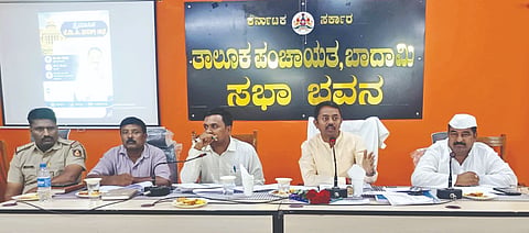  ಬಾದಾಮಿಯ ತಾ.ಪಂ ಸಭಾಭವನದಲ್ಲಿ ನಡೆದ ಕೆಡಿಪಿ ತ್ರೈಮಾಸಿಕ ಸಭೆಯಲ್ಲಿ ಶಾಸಕ ಭೀಮಸೇನ ಚಿಮ್ಮನಕಟ್ಟಿ ಕೆಡಿಪಿ ಪ್ರಗತಿ ಕುರಿತು ಚರ್ಚಿಸಿದರು. ಬಿಇಒ ಕೇಶವ ಪೆಟ್ಲೂರ, ಕಷಿ ಸಹಾಯಕ ನಿರ್ದೇಶಕ ಅಶೋಕ ತಿರಕನ್ನವರ, ಅಧಿಕಾರಿ ಬಾಲನಗೌಡ ಪಾಟೀಲ ಇತರರಿದ್ದರು.