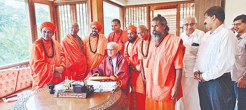  ಧರ್ಮಸ್ಥಳ ಕ್ಷೇತ್ರದ ಧರ್ಮಾಧಿಕಾರಿ ಡಾ.ಡಿ.ವೀರೇಂದ್ರ ಹೆಗ್ಗಡೆ ಅವರಿಗೆ ಅತಿ ಹಿಂದುಳಿದ ವರ್ಗದ ಸ್ವಾಮೀಜಿಗಳು ಮನವಿ ಸಲ್ಲಿಸಿದರು. ಶ್ರೀ ಪ್ರಣವಾನಂದ ರಾಮ್ ಮಹಾಸ್ವಾಮಿ ಇತರರು ಇದ್ದರು.