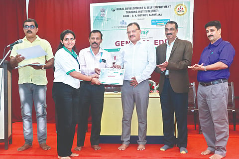 ರುಡ್‌ಸೆಟ್ ಸಂಸ್ಥೆಯ ಉದ್ಯಮಶೀಲತಾಭಿವೃದ್ಧಿ ತರಬೇತಿ ಶಿಬಿರದ ಸಮಾರೋಪದಲ್ಲಿ ರಾಜೇಶ್ ಪೈ ಪ್ರಮಾಣಪತ್ರ ವಿತರಿಸಿದರು. ಪ್ರಮುಖರಾದ ಡಾ.ಅಶೋಕ ಕುಮಾರ್, ಬಿ.ಪಿ.ವಿಜಯ ಕುಮಾರ್ ಇತರರಿದ್ದರು.