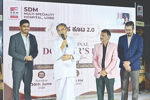  ಉಜಿರೆ ಎಸ್‌ಡಿಎಂ ಆಸ್ಪತ್ರೆ ವತಿಯಿಂದ ಆಯೋಜಿಸಿದ್ದ ವೈದ್ಯರ ಸ್ನೇಹಕೂಟ ಕಾರ್ಯಕ್ರಮದಲ್ಲಿ ಅಳದಂಗಡಿ ಅರಮನೆ ಅರಸ ಡಾ.ಪದ್ಮಪ್ರಸಾದ್ ಅಜಿಲ ಮಾತನಾಡಿದರು. ಪ್ರಮುಖರಾದ  ಡಾ.ಗೋಪಾಲಕೃಷ್ಣ ಕೆ., ಎಂ.ಜನಾರ್ದನ್, ಡಾ.ದೇವೇಂದ್ರ ಮೊದಲಾದವರಿದ್ದರು.  