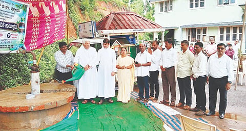  ಹೋಲಿರೆಡೀಮರ್ ಚರ್ಚ್‌ನಲ್ಲಿ ನಡೆದ ವೈಜ್ಞಾನಿಕ ನೀರು ಇಂಗಿಸುವಿಕೆಗೆ ಧರ್ಮಗುರು ವಾಲ್ಟರ್ ಡಿಮೆಲ್ಲೊ ಚಾಲನೆ ನೀಡಿದರು. ರಾಮ್ ಕುವಾರ್, ತುಕಾರಾಂ, ಹೊನ್ನಪ್ಪ ನೆಕ್ಕಿಲ್ಲ ಇತರರಿದ್ದರು.  