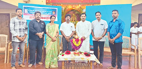  ಉಜಿರೆ ಎಸ್‌ಡಿಎಂನ ರತ್ನಮಾನಸ ವಿದ್ಯಾರ್ಥಿನಿಲಯದಲ್ಲಿ ವಿದ್ಯಾರ್ಥಿಗಳ ಪ್ರವೇಶೋತ್ಸವ ಕಾರ್ಯಕ್ರಮವನ್ನು ವಿದ್ಯಾಕಿರಣ್ ಉದ್ಘಾಟಿಸಿದರು. ಪ್ರಮುಖರಾದ ಡಾ.ಮಹಾವೀರ್ ಜೈನ್, ಯತೀಶ್ ಬಳಂಜ, ಡಾ.ವೆಂಕಟೇಶ್ ಇದ್ದರು.