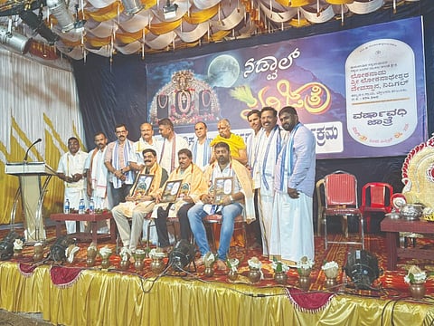  ಆಲಡೆ ಕ್ಷೇತ್ರ ಲೋಕನಾಡು ಶ್ರೀ ಲೋಕನಾಥೇಶ್ವರ ದೇವಸ್ಥಾನದ ಜಾತ್ರೋತ್ಸವ ಸಂದರ್ಭ ಅನ್ನದಾನಕ್ಕೆ ಸಹಕಾರ ನೀಡಿದವರನ್ನು ಗೌರವಿಸಲಾಯಿತು. ಮಾಣಿಲದ ಶ್ರೀ ಮೋಹನದಾಸ ಪರಮಹಂಸ ಸ್ವಾಮೀಜಿ,  ಕೆ.ಎಂ. ನಾಗೇಶ್ ಕುಮಾರ್ ಗೌಡ ನಿಡ್ಲೆ ಇತರರು ಇದ್ದರು.