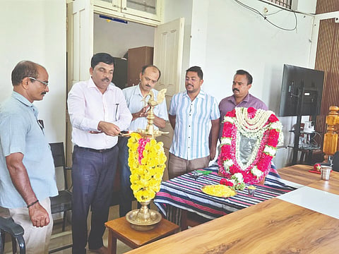  ಬೆಳ್ತಂಗಡಿ ತಾಲೂಕು ಕಚೇರಿಯಲ್ಲಿ ನಡೆದ ದಿ.ಡಾ.ಬಾಬು ಜಗಜೀವನ್‌ರಾಮ್ ಜಯಂತಿ ಕಾರ್ಯಕ್ರಮವನ್ನು ತಾ.ಪಂ. ಕಾರ್ಯನಿರ್ವಾಣಾಧಿಕಾರಿ ಭವಾನಿ ಶಂಕರ್ ಉದ್ಘಾಟಿಸಿದರು. ಪ್ರಮುಖರಾದ ಪೃಥ್ವಿ ಸಾನಿಕಮ್, ಧನಂಜಯ್, ಹೇಮಲತಾ ಮತ್ತಿತರರಿದ್ದರು.