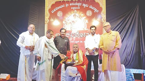  ಬಳ್ಳಮಂಜ ಬ್ರಹ್ಮಕಲಶೋತ್ಸವ ಸಭಾ ಕಾರ್ಯಕ್ರಮದಲ್ಲಿ ದೇರೆಬೈಲು ಡಾ.ಶಿವಪ್ರಸಾದ್ ತಂತ್ರಿ ಅವರನ್ನು ಸನ್ಮಾನಿಸಲಾಯಿತು. ಡಾ.ಎಂ.ಹಷರ್ ಸಂಪಿಗೆತ್ತಾಯ, ಮಾಧವ ಜೋಗಿತ್ತಾಯ, ಅನಂತಾರಾಮ್ ಜೋಗಿತ್ತಾಯ, ಚಂದ್ರಕಾಂತ ಮತ್ತಿತರರು ಉಪಸ್ಥಿತರಿದ್ದರು.