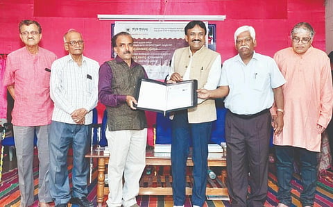 ಬೆಂಗಳೂರಿನ ಬಿ.ಎಂ.ಶ್ರೀ ಕಲಾಭವನದಲ್ಲಿ ಕಲಾಭವನದಲ್ಲಿ ನಡೆದ ಸಮಾರಂಭದಲ್ಲಿ ದಿವಾಕರ ಆಚಾರ್ಯ ಗೇರುಕಟ್ಟೆ ಅವರಿಗೆ ಡಿಪ್ಲೊಮಾ ಸರ್ಟಿಫಿಕೆಟ್ ಪ್ರದಾನಿಸಲಾಯಿತು. ಡಾ.ಆರ್.ಲಕ್ಷ್ಮೀನಾರಾಯಣ, ಆನಂದ ರಾಮ ಉಪಾಧ್ಯ ಇತರರಿದ್ದರು.
