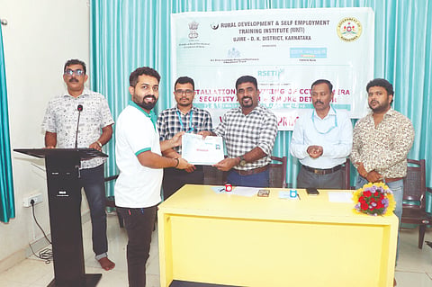   ರುಡ್‌ಸೆಟ್ ಶಿಬಿರಾರ್ಥಿಗಳಿಗೆ  ಪ್ರಸಾದ್ ಬಿ.ಎಸ್. ಪ್ರಮಾಣಪತ್ರ ವಿತರಿಸಿದರು. ಬಿ.ಪಿ.ವಿಜಯ ಕುಮಾರ್, ಗುರುರಾಜ್ ಕೆ.ಎಸ್. ಮೊದಲಾದವರಿದ್ದರು.