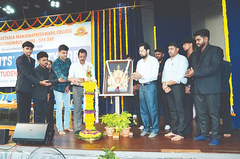  ವಿದ್ಯಾರ್ಥಿ ಪ್ರತಿನಿಧಿಗಳ ಪದಗ್ರಹಣ ಸಮಾರಂಭವನ್ನು ಡಾ.ಸತೀಶ್ಚಂದ್ರ ಎಸ್. ಉದ್ಘಾಟಿಸಿದರು. ಡಾ.ಶಶಾಂಕ ಕುಳಮರ್ವ, ಪ್ರೊ.ವಿಶ್ವನಾಥ್ ಪಿ., ಶ್ರೇಯಸ್ ಬಿ. ಮೊದಲಾದವರು ಉಪಸ್ಥಿತರಿದ್ದರು.