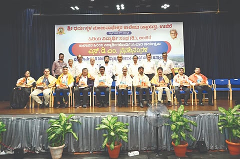  ಎಸ್‌ಡಿಎಂ ನೆನಪಿನಂಗಳ ಕಾರ್ಯಕ್ರಮದಲ್ಲಿ ಸಾಧಕ ವೈದ್ಯರನ್ನು ಸನ್ಮಾನಿಸಲಾಯಿತು. ಡಾ.ಪ್ರದೀಪ್ ಆಟಿಕುಕ್ಕೆ, ಡಾ.ಸತೀಶ್ಚಂದ್ರ ಎಸ್, ವೈದ್ಯ ಡಾ.ಸದಾನಂದ ಪೂಜಾರಿ ಮೊದಲಾದವರಿದ್ದರು.