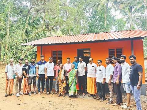  ಚೋಮು ನಲಿಕೆ ಅವರ ಮನೆಯನ್ನು ಸಂಪೂರ್ಣ ದುರಸ್ತಿಗೊಳಿಸಿ ಹಸ್ತಾಂತರಿಸಲಾಯಿತು. ಶಾಸಕ ಹರೀಶ್ ಪೂಂಜ, ಸಮಾಜ ಸೇವಕ ಬಾಲಕೃಷ್ಣ ಮಾಣಿಂಜೆ ಮೊದಲಾದವರಿದ್ದರು.