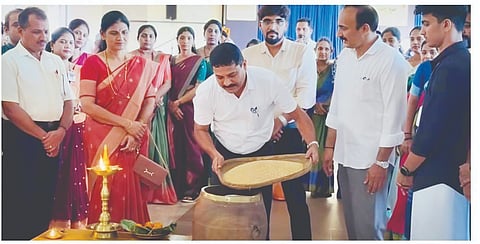  ಆಟಿದ ಕಲ ಕಾರ್ಯಕ್ರಮವನ್ನು ವಾಣಿ ಶಿಕ್ಷಣ ಸಂಸ್ಥೆಗಳ ಪ್ರಧಾನ ಕಾರ್ಯದರ್ಶಿ ಗಣೇಶ್ ಗೌಡ ಉದ್ಘಾಟಿಸಿದರು. ಕುಶಾಲಪ್ಪ ಗೌಡ, ರವೀಂದ್ರ ಶೆಟ್ಟಿ ಬಳಂಜ, ಉಷಾದೇವಿ ಕಿನ್ಯಾಜೆ ಮತ್ತಿತರರು ಇದ್ದರು.  
