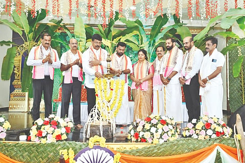  ಆಟಿಡೊಂಜಿ ದಿನ ವಿಶೇಷ ಕಾರ್ಯಕ್ರಮವನ್ನು ಬೆಳ್ತಂಗಡಿ ತಾಲೂಕು ಬಂಟರ ಸಂಘದ ನೂತನ ಅಧ್ಯಕ್ಷ ಪ್ರಕಾಶ್ ಶೆಟ್ಟಿ ಉದ್ಘಾಟಿಸಿದರು. ಪ್ರಮುಖರಾದ ರಾಜು ಶೆಟ್ಟಿ, ಸುಭಾಷ್ಚಂದ್ರ ಶೆಟ್ಟಿ, ಉಮೇಶ್ ಶೆಟ್ಟಿ, ಕರುಣಾಕರ್ ಶೆಟ್ಟಿ ಮೊದಲಾದವರು ಉಪಸ್ಥಿತರಿದ್ದರು.  