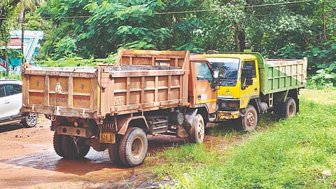 ವಶಪಡಿಸಿಕೊಂಡ ಟಿಪ್ಪರ್‌ಗಳು.