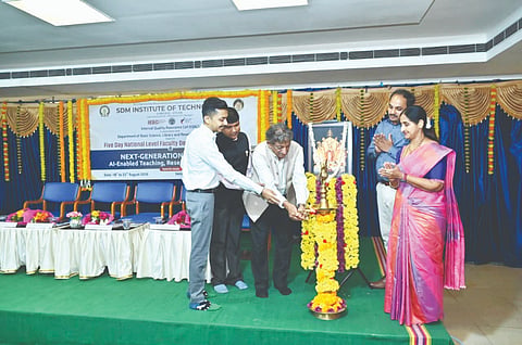  ಉಜಿರೆ ಎಸ್‌ಡಿಎಂ ತಾಂತ್ರಿಕ ವಿದ್ಯಾಲಯದಲ್ಲಿ ಐದು ದಿನಗಳ ರಾಷ್ಟ್ರೀಯಮಟ್ಟದ ಅಧ್ಯಾಪಕರ ಅಭಿವೃದ್ಧಿ ಕಾರ್ಯಾಗಾರಕ್ಕೆ  ಡಾ.ಕೆ.ಸತ್ಯಮೂರ್ತಿ ಚಾಲನೆ ನೀಡಿದರು. ಪೂರನ್ ವರ್ಮ, ಡಾ.ಸಂದೀಪ್ ಆರ್. ಮೊದಲಾದವರಿದ್ದರು.  