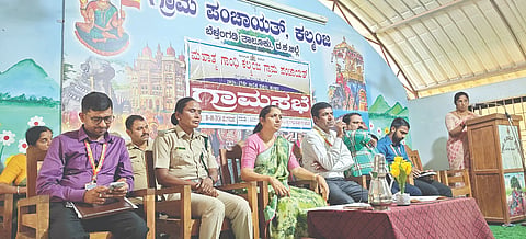  ಆಡಳಿತಾಧಿಕಾರಿ ಡಾ.ರವಿಕುಮಾರ್ ಅಧ್ಯಕ್ಷತೆಯಲ್ಲಿ ಕಲ್ಮಂಜ ಗ್ರಾಮ ಪಂಚಾಯಿತಿಯ ಗ್ರಾಮಸಭೆ ನಡೆಯಿತು. ಸಿಡಿಪಿಒ ಪ್ರಿಯಾ ಆಗ್ನೇಸ್ ಚಾಕೋ, ಪಿಡಿಒ ಗೀತಾ ಆರ್.ಸಾಲಿಯಾನ್ ಮೊದಲಾದವರಿದ್ದರು.