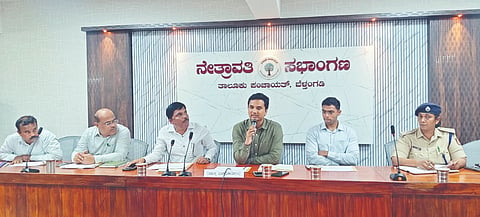  ಬೆಳ್ತಂಗಡಿ ತಾಲೂಕು ಪಂಚಾಯಿತಿಯಲ್ಲಿ ಪರಿಶಿಷ್ಟ ಜಾತಿ, ಪಂಗಡದವರ ಕುಂದುಕೊರತೆ ಸಭೆ ನಡೆಯಿತು. ಜಿಲ್ಲಾಧಿಕಾರಿ ದರ್ಶನ್ ಎಚ್.ವಿ., ಐಟಿಡಿಪಿ ಅಧಿಕಾರಿ ಬಸವರಾಜ್, ಡಿವೈಎಸ್ಪಿ ರೋಹಿಣಿ ಸಿ.ಕೆ., ಸಮಾಜ ಕಲ್ಯಾಣ ಇಲಾಖೆಯ ಧನಂಜಯ ಇತರರು ಉಪಸ್ಥಿತರಿದ್ದರು.