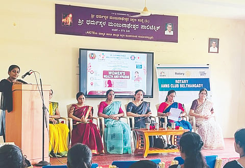  ಎಸ್‌ಡಿಎಂ ಪಾಲಿಟೆಕ್ನಿಕ್ ಕಾಲೇಜಿನಲ್ಲಿ ಮಹಿಳೆಯರ ಆರೋಗ್ಯ ಮತ್ತು ನೈರ್ಮಲ್ಯ ಮಾಹಿತಿ ಕಾರ್ಯಕ್ರಮ ನಡೆಯಿತು. ಪ್ರಮುಖರಾದ ಮೇರಿ ಸ್ಮಿತಾ, ರಾಜಶ್ರೀ ರಾವ್, ಅಪರ್ಣಾ, ರೆನಿಟಾ, ಶಶಿಕಲಾ ಮೊದಲಾದವರು ಉಪಸ್ಥಿತರಿದ್ದರು