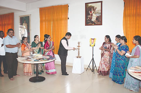  ಎಸ್‌ಡಿಎಂ ತಾಂತ್ರಿಕ ವಿದ್ಯಾಲಯದಲ್ಲಿ ರಾಷ್ಟ್ರೀಯ ಗ್ರಂಥಪಾಲಕರ ದಿನಾಚರಣೆ ಕಾರ್ಯಕ್ರಮವನ್ನು ಪ್ರಾಂಶುಪಾಲ ಡಾ.ಸಂದೀಪ್ ಆರ್. ಉದ್ಘಾಟಿಸಿದರು. ಗ್ರಂಥಪಾಲಕಿ ಡಾ.ರಜತಾ ಪಿ.ಶೆಟ್ಟಿ ಮೊದಲಾದವರಿದ್ದರು.