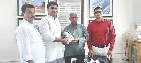  ಕನ್ನಡ ಅಭಿವೃದ್ಧಿ ಪ್ರಾಧಿಕಾರದ ಅಧ್ಯಕ್ಷ  ಡಾ.ಪುರುಷೋತ್ತಮ ಬಿಳಿಮಲೆ ಗ್ರಂಥಾಲಯಗಳಿಗೆ ಪುಸ್ತಕ ಹಸ್ತಾಂತರಿಸಿದರು. ಕೆಪಿಸಿಸಿ ಪ್ರಧಾನ ಕಾರ್ಯದರ್ಶಿ ರಕ್ಷಿತ್ ಶಿವರಾಂ, ಬೆಳ್ತಂಗಡಿ ಬ್ಲಾಕ್ ಕಾಂಗ್ರೆಸ್ ನಗರ ಸಮಿತಿ ಅಧ್ಯಕ್ಷ ಸತೀಶ್ ಕೆ.ಕಾಶಿಪಟ್ಟಣ ಮೊದಲಾದವರಿದ್ದರು.  