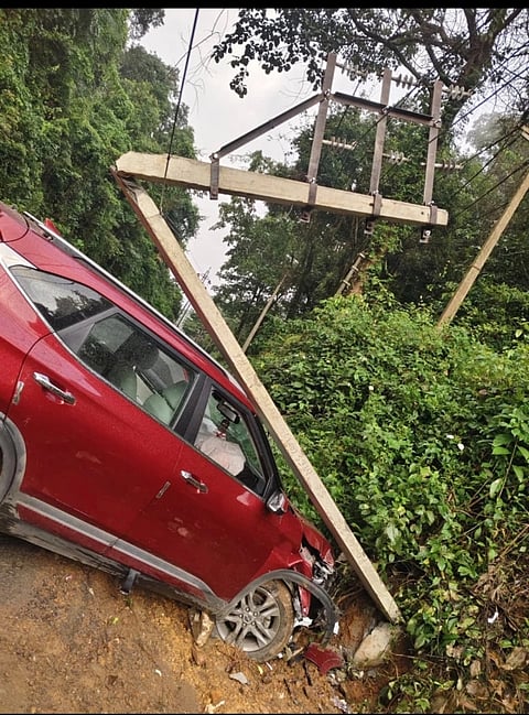  ವಿದ್ಯುತ್ ಕಂಬಕ್ಕೆ ಕಾರು ಡಿಕ್ಕಿಯಾಗಿರುವುದು.  