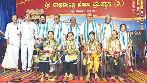  ಶ್ರೀ ರಾಘವೇಂದ್ರ ಸ್ವಾಮಿಗಳ ಆರಾಧನಾ ಮಹೋತ್ಸವದ ಧಾರ್ಮಿಕ ಸಭೆಯಲ್ಲಿ ಸಾಧಕ ವಿದ್ಯಾರ್ಥಿಗಳನ್ನು ಸನ್ಮಾನಿಸಲಾಯಿತು. ಶಿವಪ್ರಸಾದ್ ಅಜಿಲ, ನಾರಾಯಣ ಬೇಗೂರು, ಸುಶೀಲಾ ಪ್ರಿಯದರ್ಶಿನಿ ಮೊದಲಾದವರು ಉಪಸ್ಥಿತರಿದ್ದರು.  
