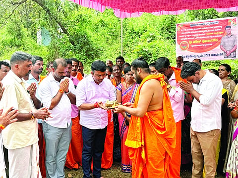   ಮಲವಂತಿಗೆ ಗ್ರಾಮದ ಪಾಮಾಜಿ-ಕೊಲ್ಲಿ ಪ್ರದೇಶದಲ್ಲಿ ರಸ್ತೆ ನಿರ್ಮಾಣಕ್ಕೆ ಚಾಲನೆ ನೀಡಲಾಯಿತು. ಶಾಸಕ ಹರೀಶ್ ಪೂಂಜ, ಸ್ಥಳೀಯ ಮಧುಸೂಧನ್ ಮಲ್ಲ ಮೊದಲಾದವರಿದ್ದರು.