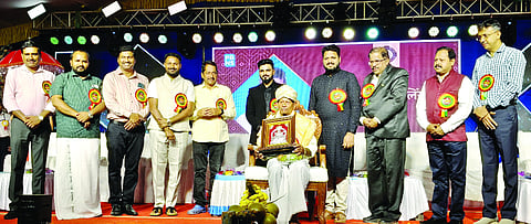             ಎಕ್ಸೆಲ್ ವಿದ್ಯಾಸಂಸ್ಥೆಯಲ್ಲಿ ನಡೆದ ಕಾಲೇಜು ವಾರ್ಷಿಕೋತ್ಸವದಲ್ಲಿ ಪದ್ಮಶ್ರೀ ಪುರಸ್ಕೃತ ಅಮೈ ಮಹಾಲಿಂಗ ನಾಯ್ಕ ಅವರನ್ನು ಗೌರವಿಸಲಾಯಿತು.