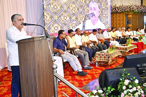 ರಬ್ಬರ್ ಸಮ್ಮೇಳನದಲ್ಲಿ ನಿರ್ಣಯ ಮಂಡಿಸುತ್ತಿರುವ ಸಂಯೋಜಕ ಅನಂತ್ ಭಟ್ ಮಚ್ಚಿಮಲೆ.