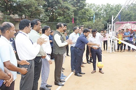 ರಾಜ್ಯಮಟ್ಟದ ತ್ರೋಬಾಲ್ ಪಂದ್ಯಾಟಕ್ಕೆ ಅಂತಾರಾಷ್ಟ್ರೀಯ ಚೆಸ್ ಕ್ರೀಡಾಪಟು ಧರ್ಮಸ್ಥಳದ ಶಾಬ್ದಿಕ್ ವರ್ಮ ಚಾಲನೆ ನೀಡಿದರು.