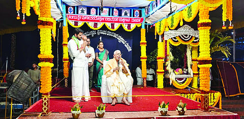 ಅರಮಲೆಬೆಟ್ಟ ಕ್ಯಾಂಪಸ್ ಆವರಣದಲ್ಲಿ ಕಟೀಲು ದೇವಳ ಅರ್ಚಕ ಲಕ್ಷ್ಮೀ ನಾರಾಯಣದಾಸ ಆಸ್ರಣ್ಣ ಅವರನ್ನು ಗೌರವಿಸಲಾಯಿತು.