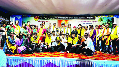 ಬೆಳ್ತಂಗಡಿ ಜೂನಿಯರ್ ಕಾಲೇಜು ಮೈದಾನದಲ್ಲಿ ನಡೆದ 12ನೇ ವರ್ಷದ ಕೋಟಿ-ಚೆನ್ನಯ ಕ್ರೀಡಾಕೂಟದಲ್ಲಿ ಸಮಗ್ರ ಪ್ರಶಸ್ತಿ ಪಡೆದ ಕುಕ್ಜೇಡಿ ತಂಡ.