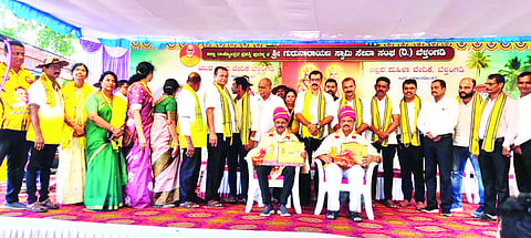  ಕೋಟಿ- ಚೆನ್ನಯ ಕ್ರೀಡಾಕೂಟದಲ್ಲಿ ಮಂಗಳೂರು ವಿಭಾಗದ ಮೆಸ್ಕಾಂ ಅಧ್ಯಕ್ಷ ಕೆ.ಹರೀಶ್ ಕುಮಾರ್ ಹಾಗೂ ರಾಜ್ಯ ಸಹಕಾರ ರತ್ನ ಪ್ರಶಸ್ತಿ ಪಡೆದ ಸತೀಶ್ ಕಾಶಿಪಟ್ನ ಅವರನ್ನು ಅಭಿನಂದಿಸಲಾಯಿತು. 