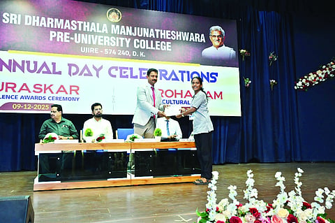 ಪುರಸ್ಕಾರ್-2025’ ಶೈಕ್ಷಣಿಕ ಸಾಧಕರ ಪ್ರಶಸ್ತಿ ಪ್ರದಾನ ಸಮಾರಂಭದಲ್ಲಿ ಶೈಕ್ಷಣಿಕ ಸಾಧಕರನ್ನು ಗೌರವಿಸಲಾಯಿತು.
