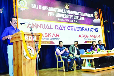 ಉಜಿರೆ ಶ್ರೀ ಧರ್ಮಸ್ಥಳ ಮಂಜುನಾಥೇಶ್ವರ ಪದವಿಪೂರ್ವ ಕಾಲೇಜಿನ ವಾರ್ಷಿಕೋತ್ಸವದಲ್ಲಿ ಎಸ್‌ಡಿಎಂ ಶಿಕ್ಷಣ ಸಂಸ್ಥೆಗಳ ಕಾರ್ಯದರ್ಶಿ ಡಾ.ಸತೀಶ್ಚಂದ್ರ ಎಸ್. ಮಾತನಾಡಿದರು.