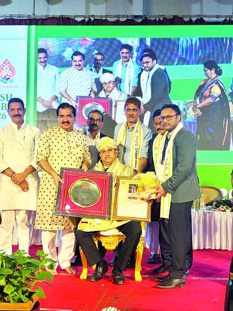 ಯೋಗ ಮತ್ತು ಪ್ರಕೃತಿ ಚಿಕಿತ್ಸೆ ಕ್ಷೇತ್ರದಲ್ಲಿ ಸಲ್ಲಿಸಿದ ಸೇವೆಗೆ ಡಾ.ಪ್ರಶಾಂತ್ ಶೆಟ್ಟಿ ಅವರಿಗೆ ಆಯುಷ್ಭೂಷಣ ಪುರಸ್ಕಾರ ಪ್ರದಾನಿಸಲಾಯಿತು.