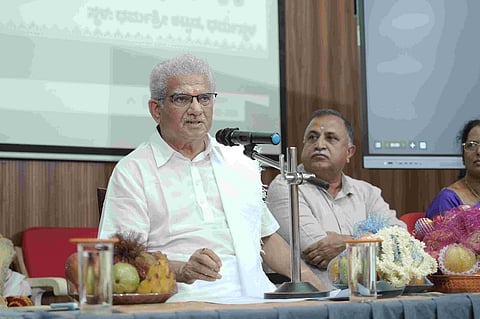  ಧರ್ಮಸ್ಥಳದ ಗ್ರಾಮಾಭಿವೃದ್ಧಿ ಯೋಜನೆಯ ಕೇಂದ್ರ ಕಚೇರಿಯಲ್ಲಿ ಸ್ಮಾರ್ಟ್‌ಕ್ಲಾಸ್ ಟಿ.ವಿ. ಹಸ್ತಾಂತರ ಹಾಗೂ ತಾಂತ್ರಿಕ ತರಬೇತಿ ಕಾರ್ಯಾಗಾರವನ್ನು ಉದ್ಘಾಟಿಸಿ ಡಾ.ಡಿ.ವೀರೇಂದ್ರ ಹೆಗ್ಗಡೆ ಮಾತನಾಡಿದರು. ಪ್ರಮುಖರಾದ ಅನಿಲ್ ಕುಮಾರ್ ಎಸ್.ಎಸ್., ವೇಣುಗೋಪಾಲ್ ಆರ್., ಕೆ.ಬಿ.ಜನಾರ್ದನ್ ಮೊದಲಾದವರಿದ್ದರು.